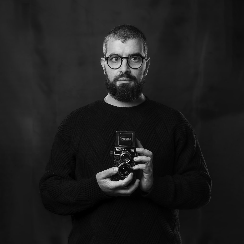 Fotografo ritrattista a Firenze e Scandicci con macchina fotografica analogica