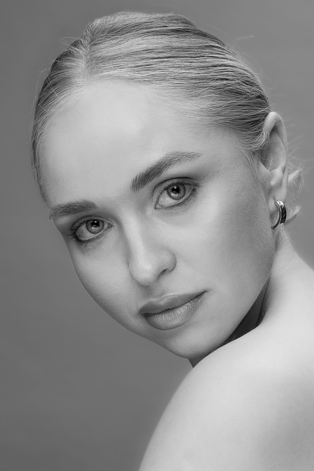 Ritratto per il primo book fotografico di un aspirante modella realizzato in studio a Firenze