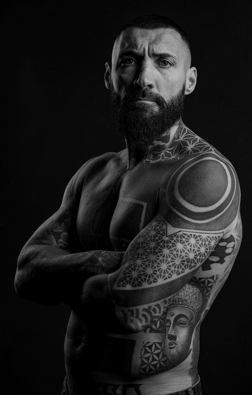 Ritratto fotografico di atleta tatuato in studio a Firenze